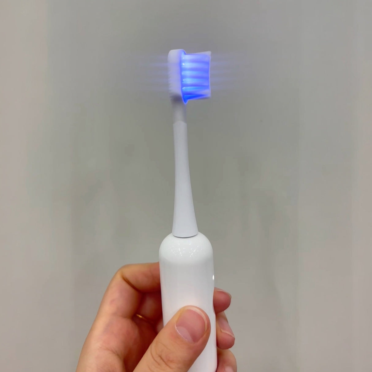 Avanceret Vibrosonic Tandbørste med tandblegende blåt lys – Effektiv tandpleje & tandblegning i Ét - Bedst i test